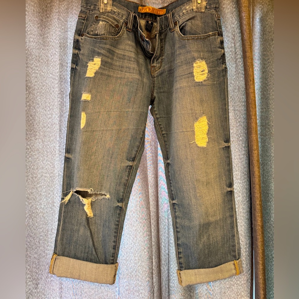 Distressed denim capri jeans with stretch
